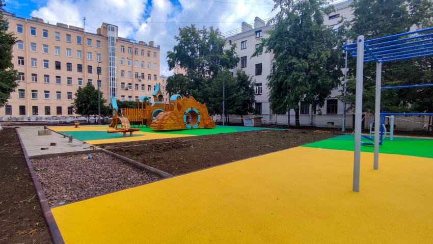 Детская и спортивная площадка во дворе жилого дома