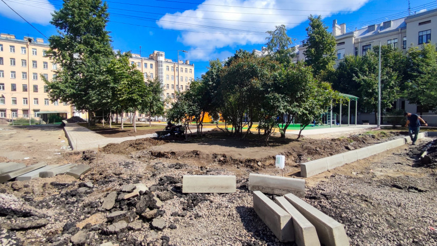 Благоустройство двора с укладкой бордюров и щебёночным основанием рядом с детской площадкой