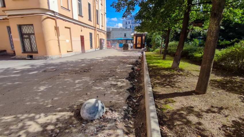 Ремонт асфальта и бордюров вдоль жилого дома с демонтированным покрытием