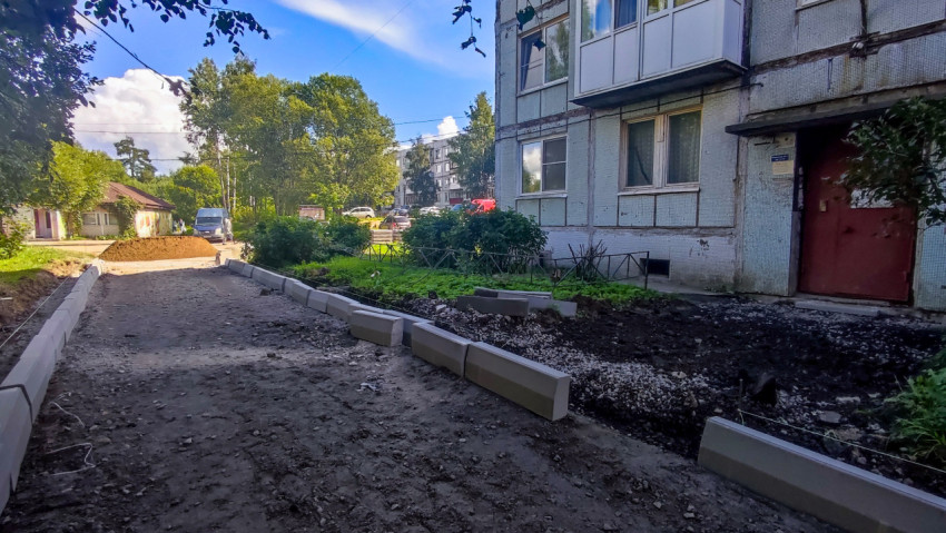 Установка бордюрного камня вдоль дорожки у подъезда многоквартирного дома