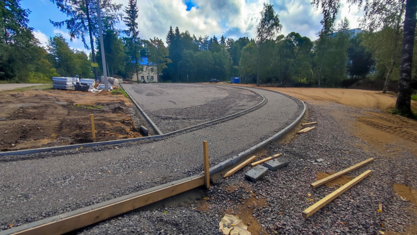 Укладка бордюров и подготовка щебёночного основания на изогнутом участке дорожки