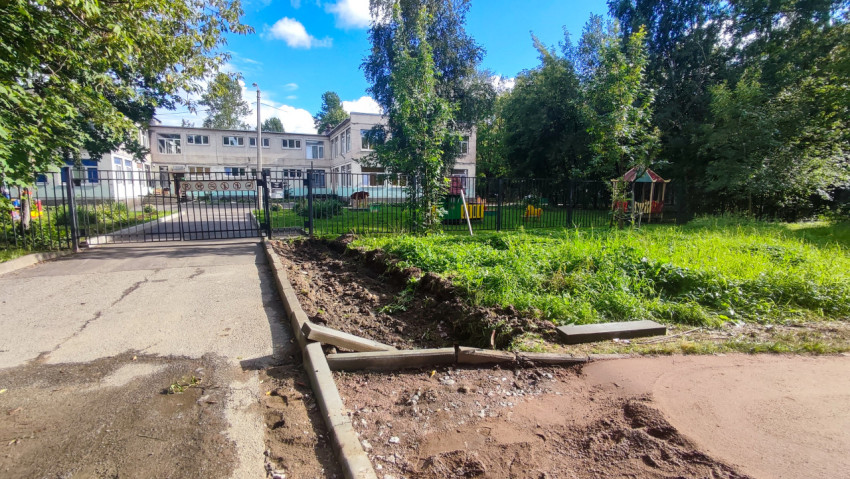 Перекрёсток дворовых дорожек с установленными бордюрами и выемкой грунта под новое покрытие у детской площадки