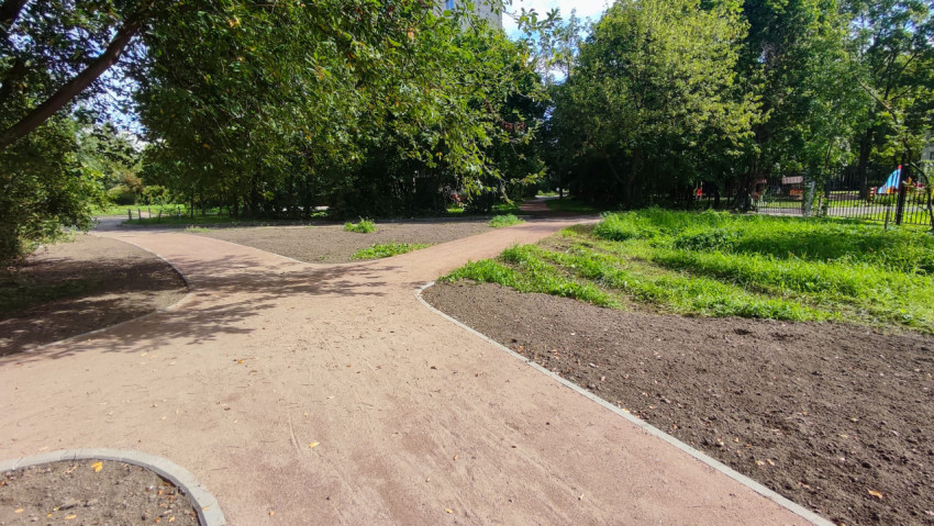 Благоустройство парковой территории с разметкой дорожек бордюрами и подготовленным грунтом