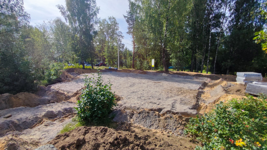 Подготовленное песчаное основание и траншеи на площадке благоустройства в парке