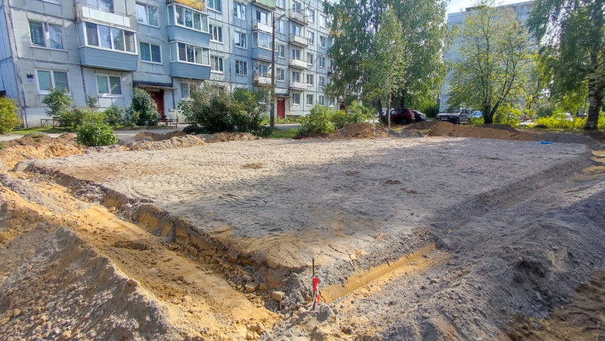 Земляные работы и песчаная подушка во дворе новостроек перед укладкой покрытия
