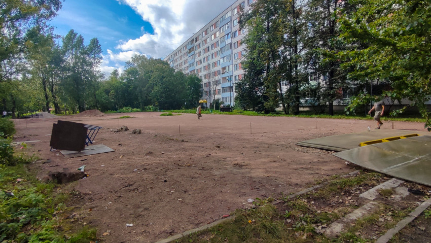 Во дворе разровняли большую площадку и разложили материалы для будущих работ