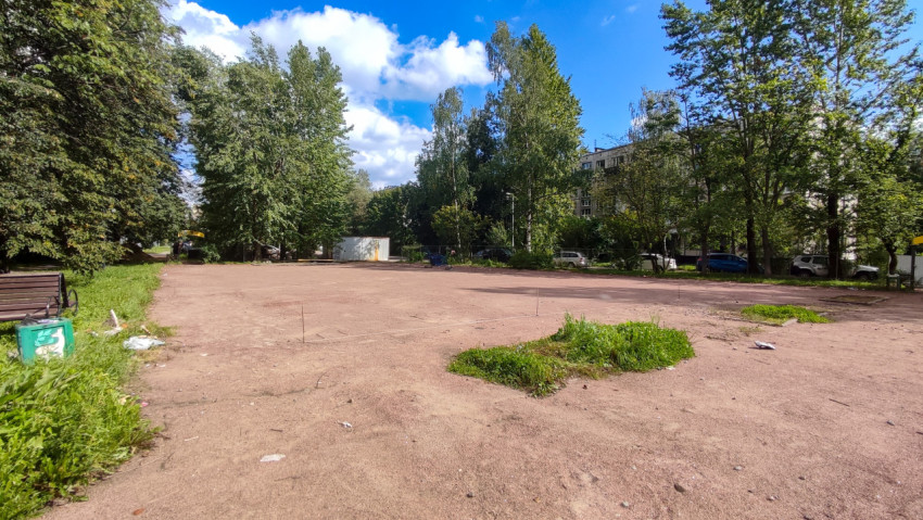 Песчаная площадка с колышками и разметкой готовится под новую детскую или спортивную зону во дворе