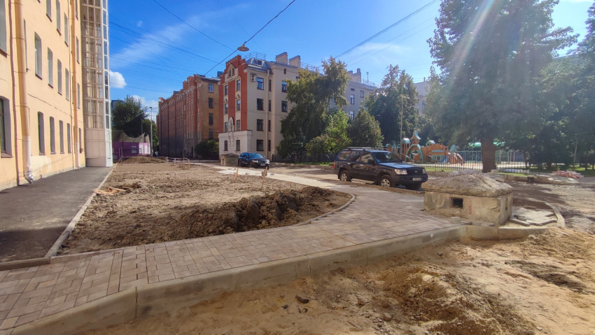 Новый тротуар из плитки вдоль ограждения детской площадки во дворе