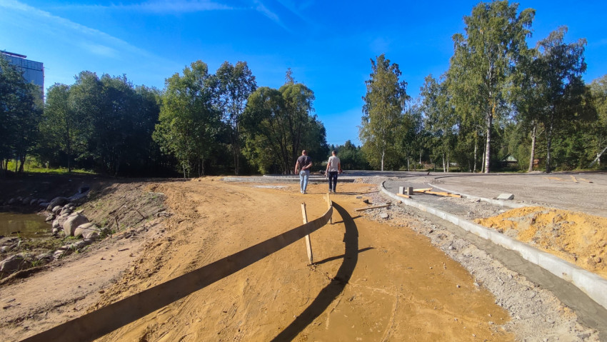 Укладка основания дорожки с песком и бордюрами в зелёной зоне