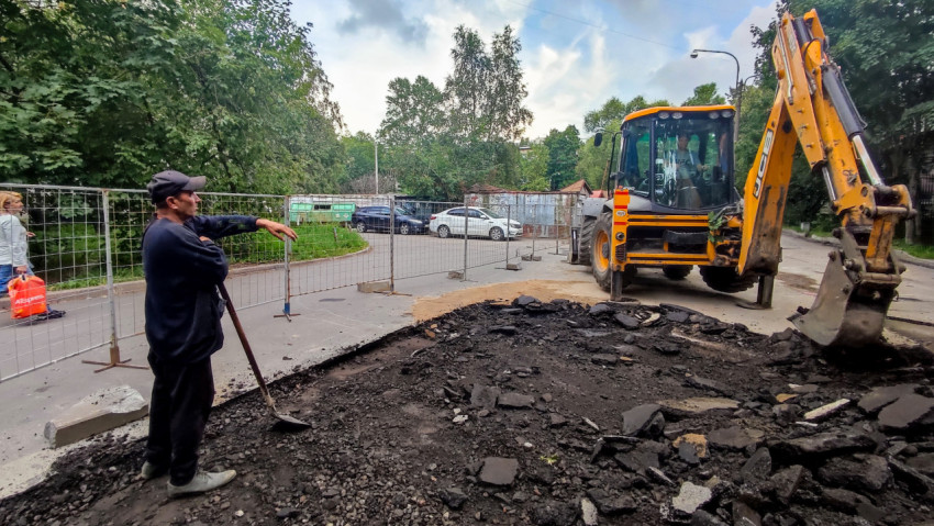 Фрезеровка дворовой дороги экскаватором-погрузчиком и уборка снятого асфальта рабочими