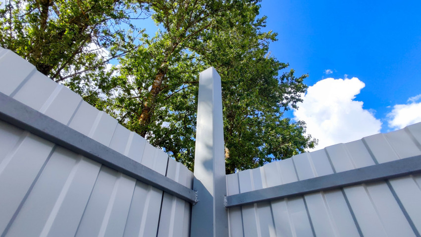 Внутренний угол каркаса ограждения из профнастила с металлической стойкой и поперечинами