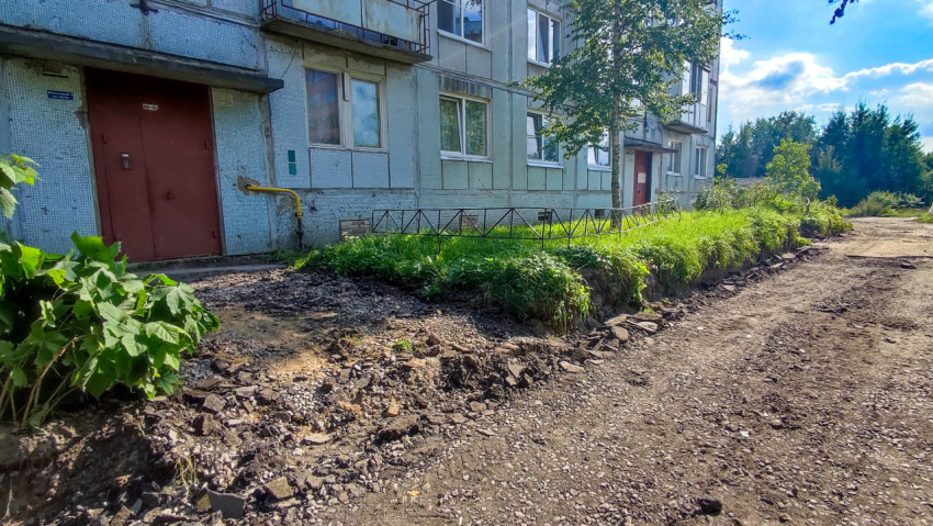 Временный дворовой проезд на ремонте с ограждением зоны работ и разобранным покрытием