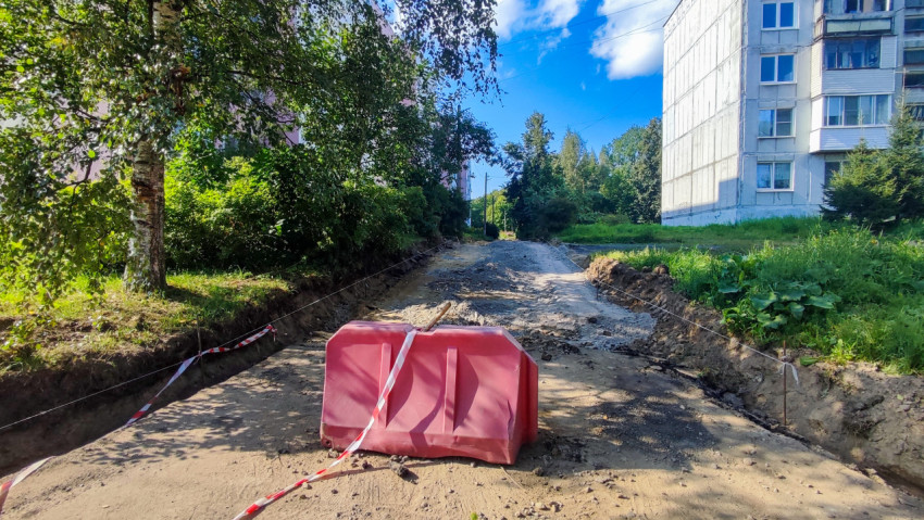 Подготовка основания под новое покрытие во дворе с выровненным щебнем и границами проезда