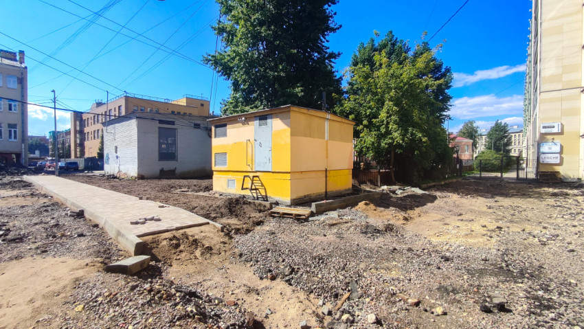 Желтый модульный технический павильон и новая пешеходная дорожка на участке благоустройства