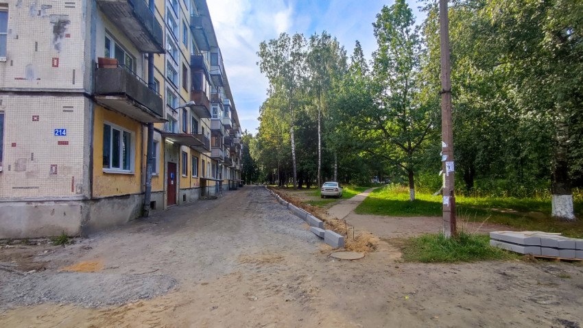 Ремонт дворового проезда: подготовка грунтового основания и установка бордюров вдоль дома