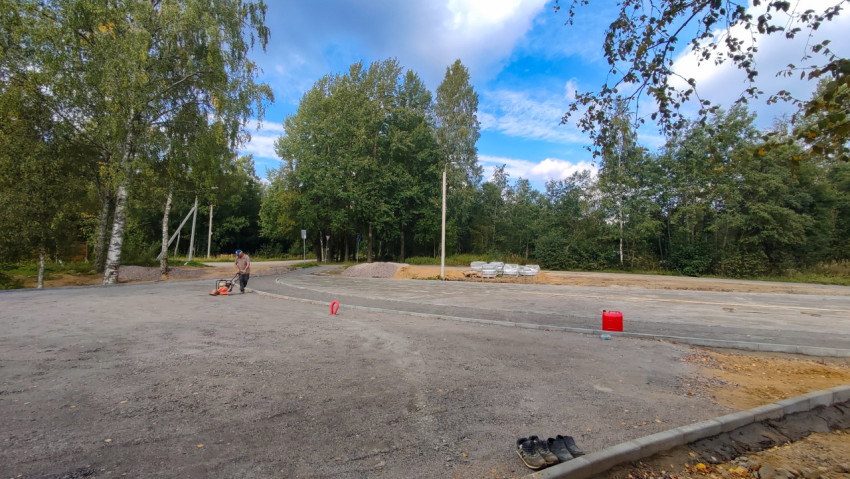 Уплотнение щебёночного основания виброплитой у бордюрного камня