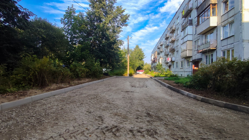 Длинный дворовой проезд между домом и зелёной зоной отсыпали щебнем и ограничили бордюрами