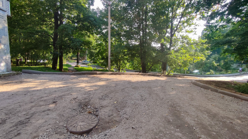 На разворотной площадке во дворе отсыпали щебень, а люк коммуникаций остался на виду