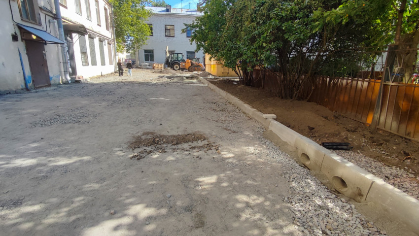 Установка нового бордюра и подготовка основания из щебня во дворе