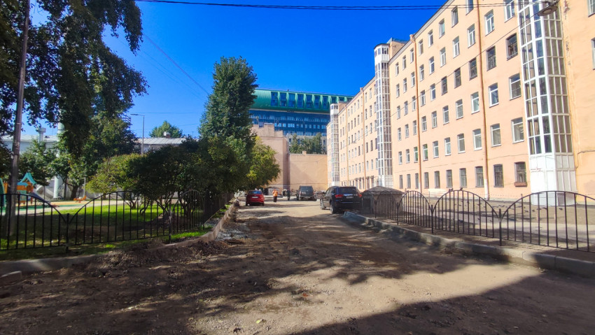 Дворовой проезд со снятым покрытием и бордюрами на этапе ремонта