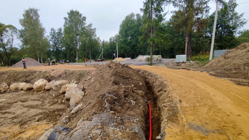 Земляные работы с траншеей и прокладкой труб на строительной площадке