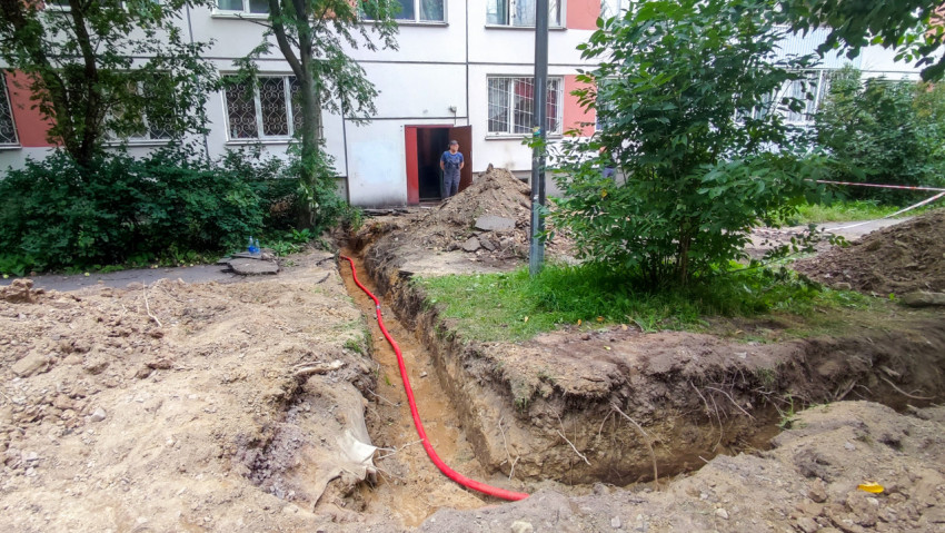 Прокладка коммуникаций в траншее во дворе жилых домов
