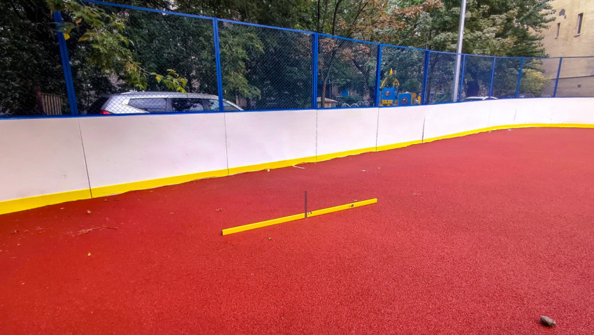 Контроль уклона покрытия в углу дворовой хоккейной коробки