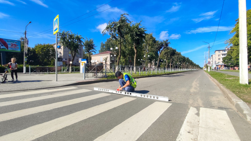 На «зебре» проверяют ровность асфальта рейкой и клин-промерником