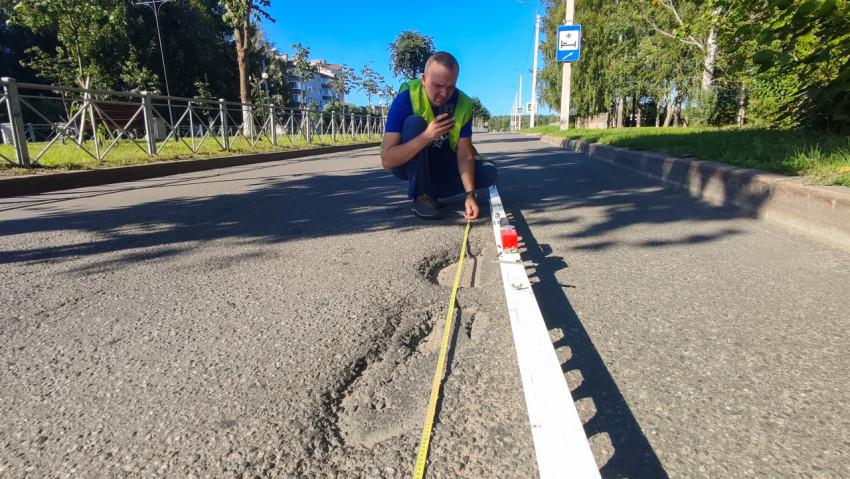 На улице фиксируют неровность покрытия рулеткой, рейкой и клин-промерником