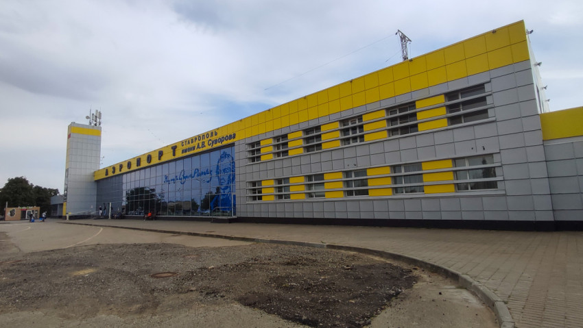 Боковой фасад аэропорта Ставрополь с портретной панелью и стеклянным входом