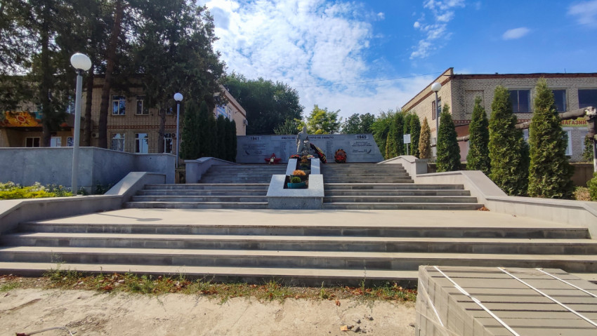 Военный мемориал 1941–1945 со ступенями, стелой и надписью «Никто не забыт»