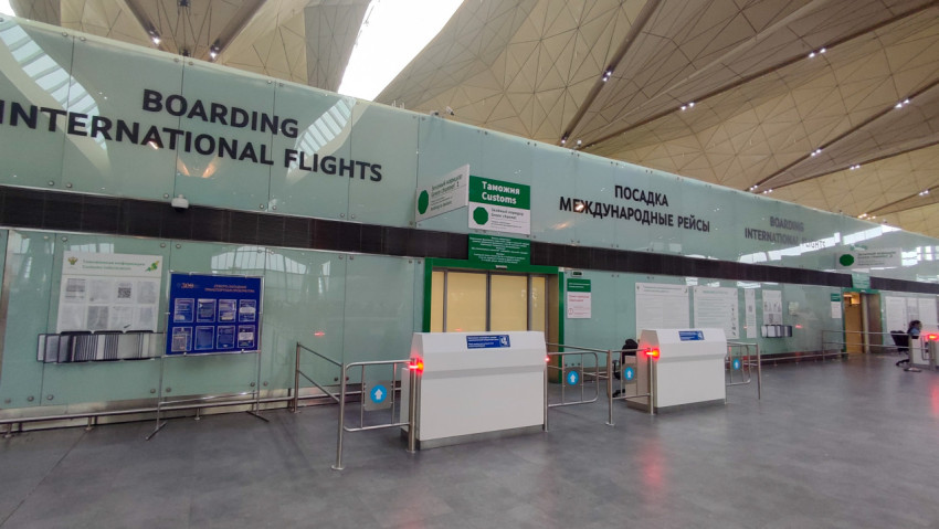 Зона международных рейсов: указатели таможни и коридоров у прохода