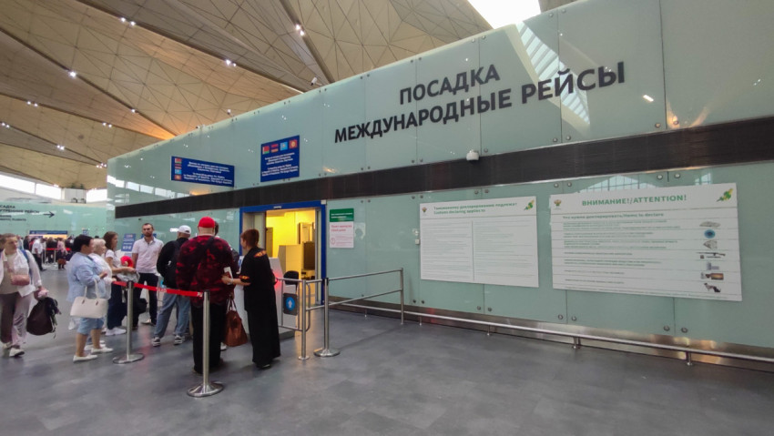 Международные рейсы: вход с очередью, стенды таможни и большой плакат предупреждения