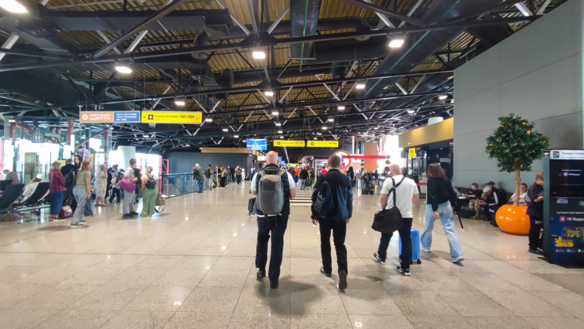 Пространство терминала и жёлтые указатели на выходы 101–104