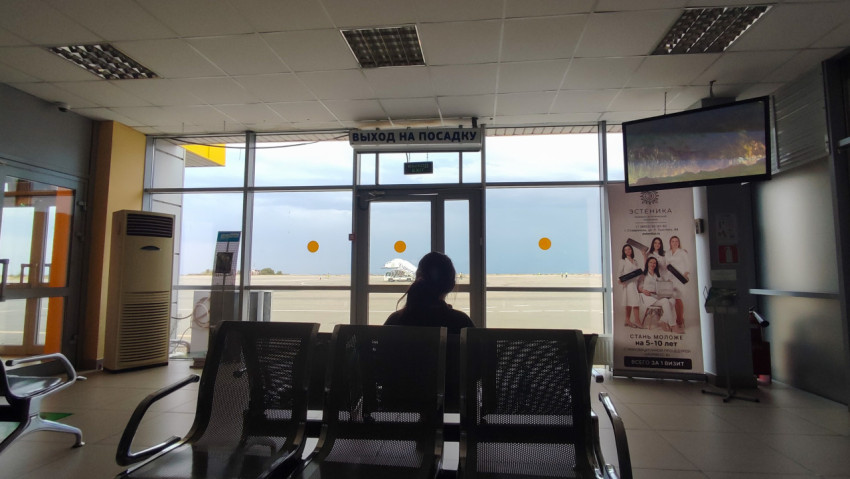 Выход на посадку в аэропорту с панорамным окном на перрон