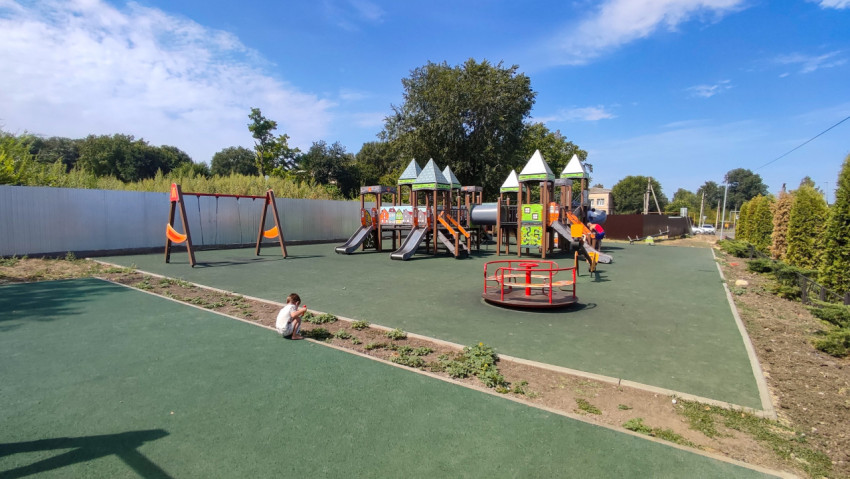 Уличная детская площадка в посёлке с игровыми зонами