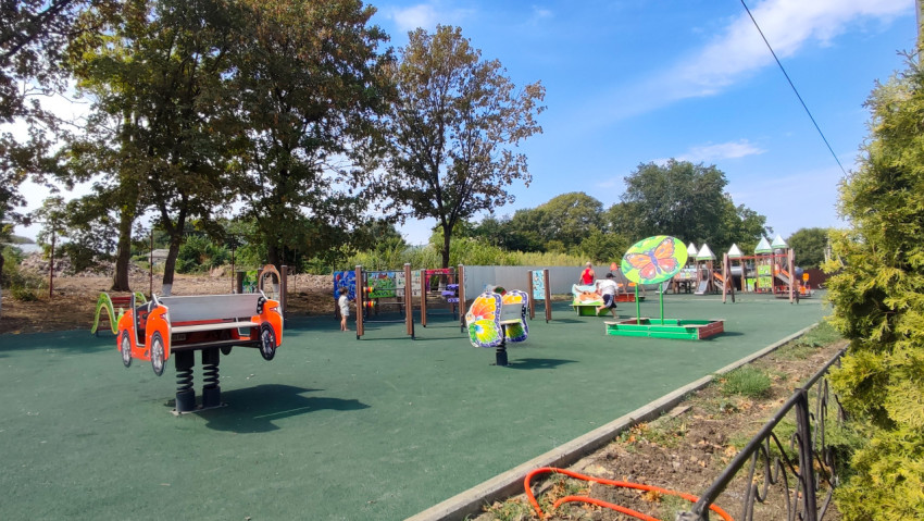 Детская площадка на улице посёлка с резиновым покрытием