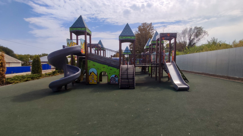 Детский игровой комплекс с винтовой горкой на резиновом покрытии в посёлке