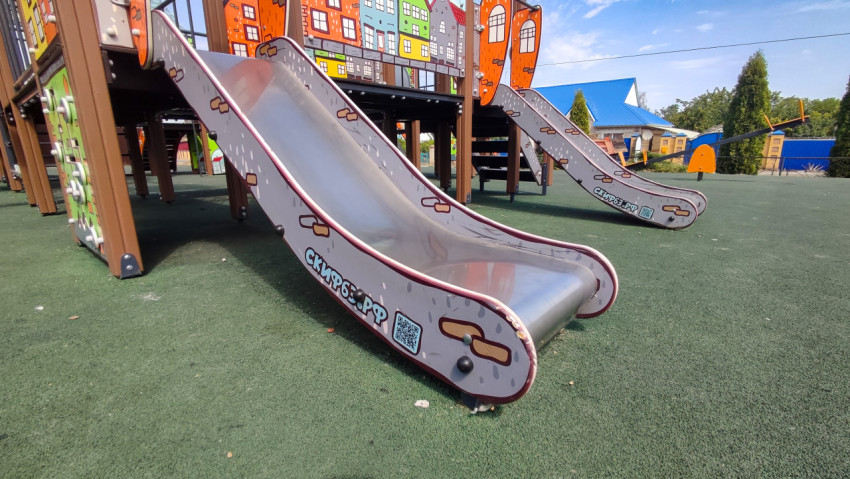 Игровой комплекс с двумя горками на резиновом покрытии