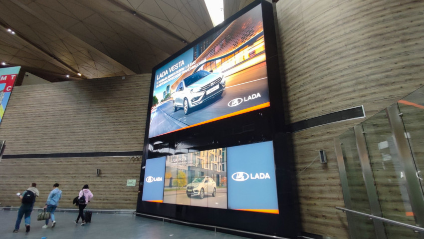 Огромная видеостена LADA на фоне деревянных панелей терминала
