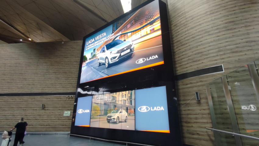 Видеостена LADA в терминале, снятая сбоку и чуть снизу