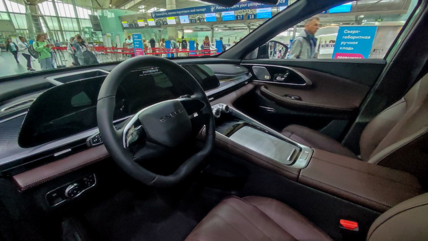 Салон EXEED TXL: передние кресла и панель приборов
