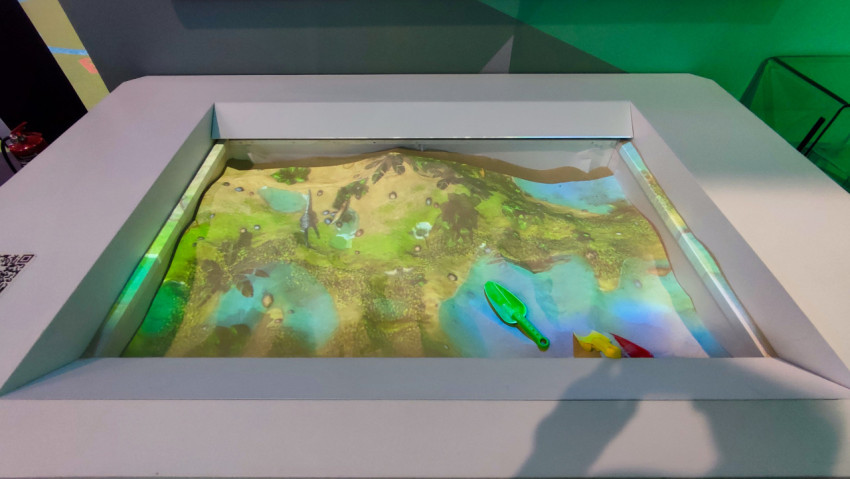 Интерактивная песочница с проекцией рельефа на выставке