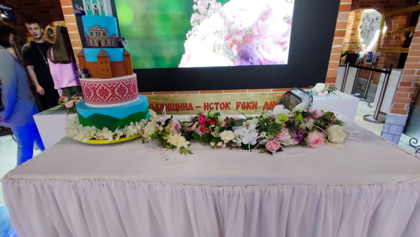 Экспозиционный стол с цветочным оформлением стенда Смоленщины