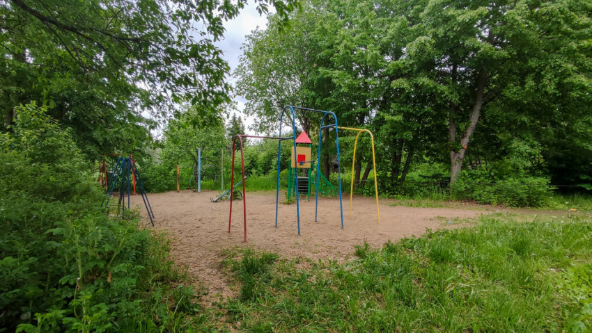 Детская площадка на природе в зелёном парке