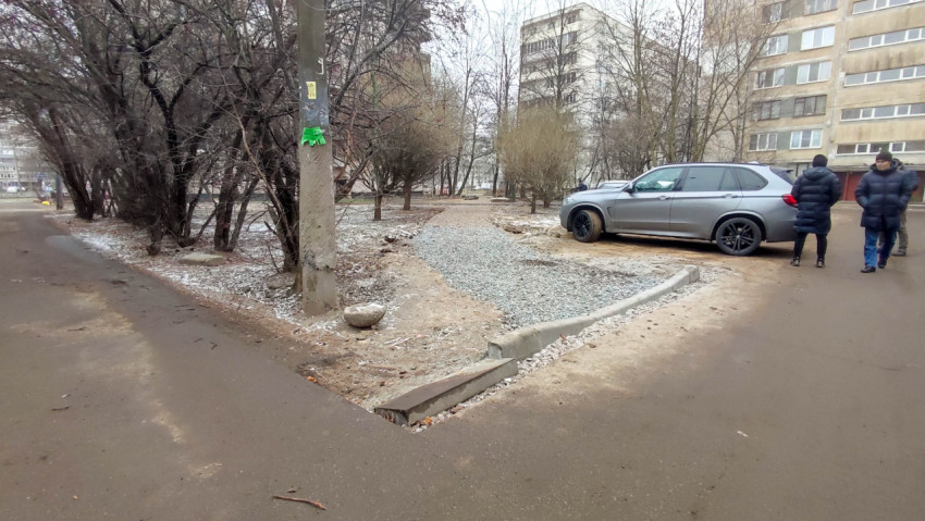 Гравийная подготовка перед укладкой тротуара в жилом дворе