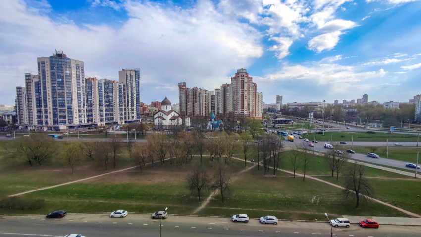 Современная городская застройка с храмом и транспортной развязкой