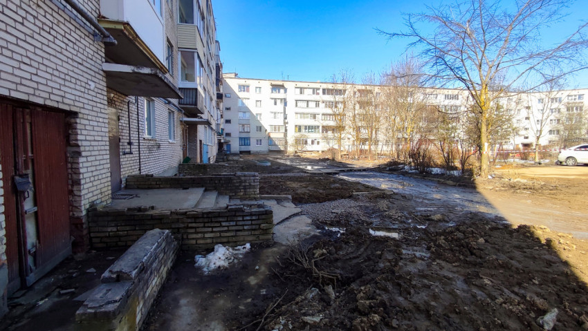 Фасад многоквартирного дома с разрушенными входными группами