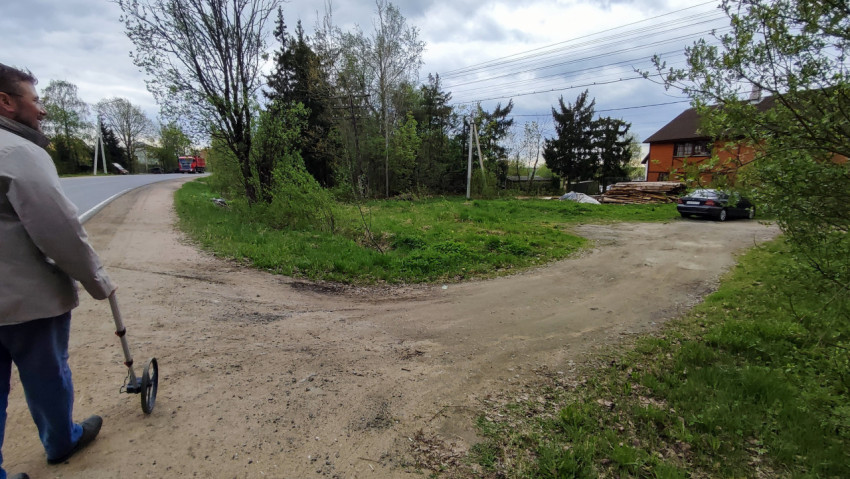 Загородный дом с подъездной дорогой и автомобилем