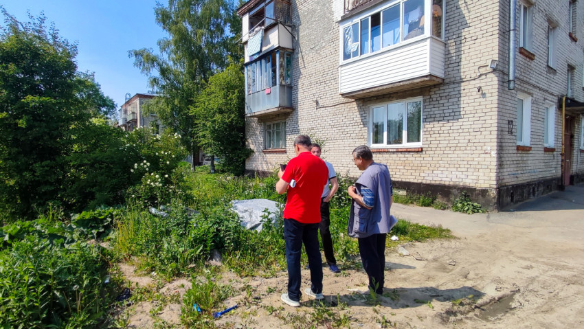 Осмотр двора у кирпичного жилого дома